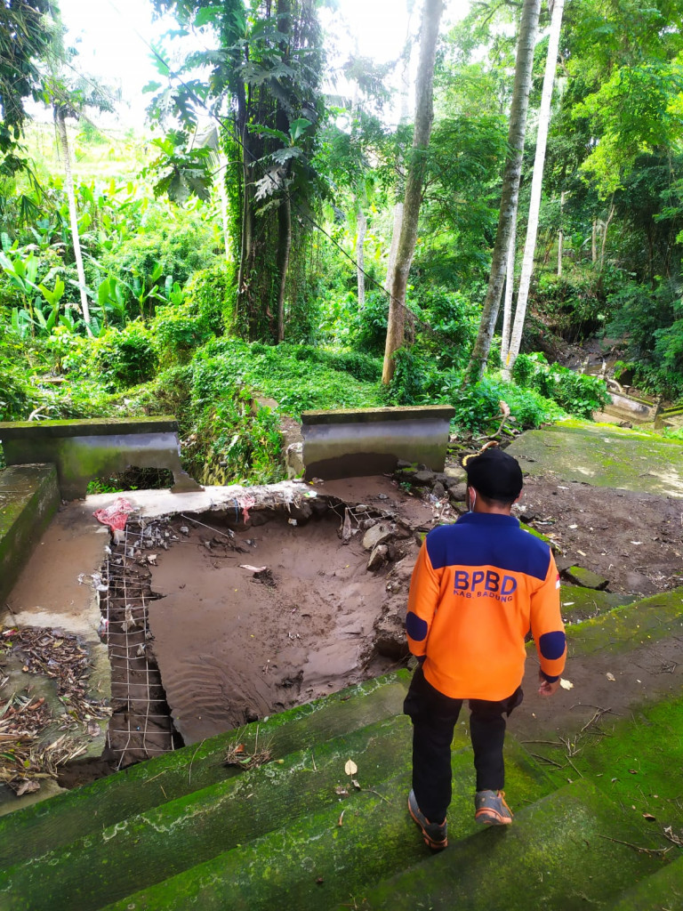 Tembok Roboh di Banjar Badung, Desa Ayunan, Kecamatan Abiansemal Tanggal 10 Januari 2022
